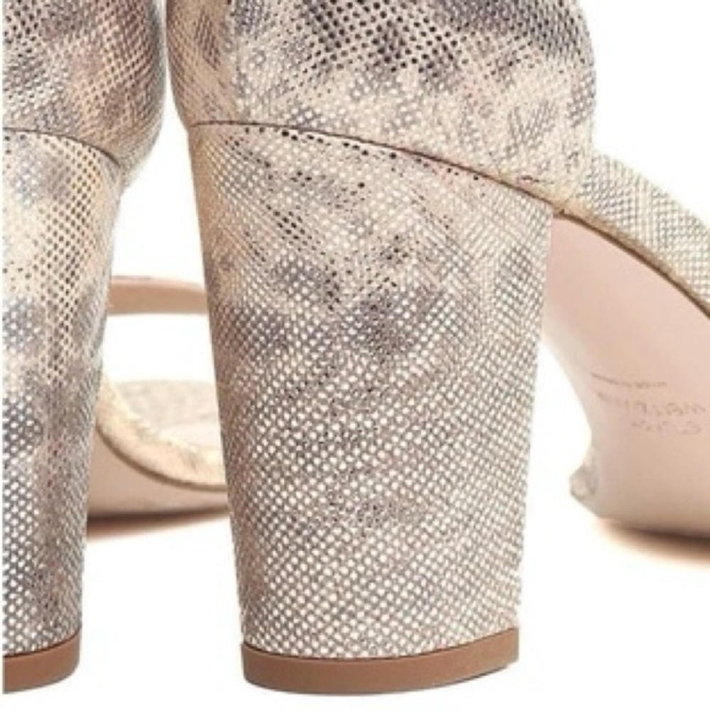 STUART WEITZMAN • Nearlynude Textured-Lamé Sandals In Oro - Picture 15 of 15